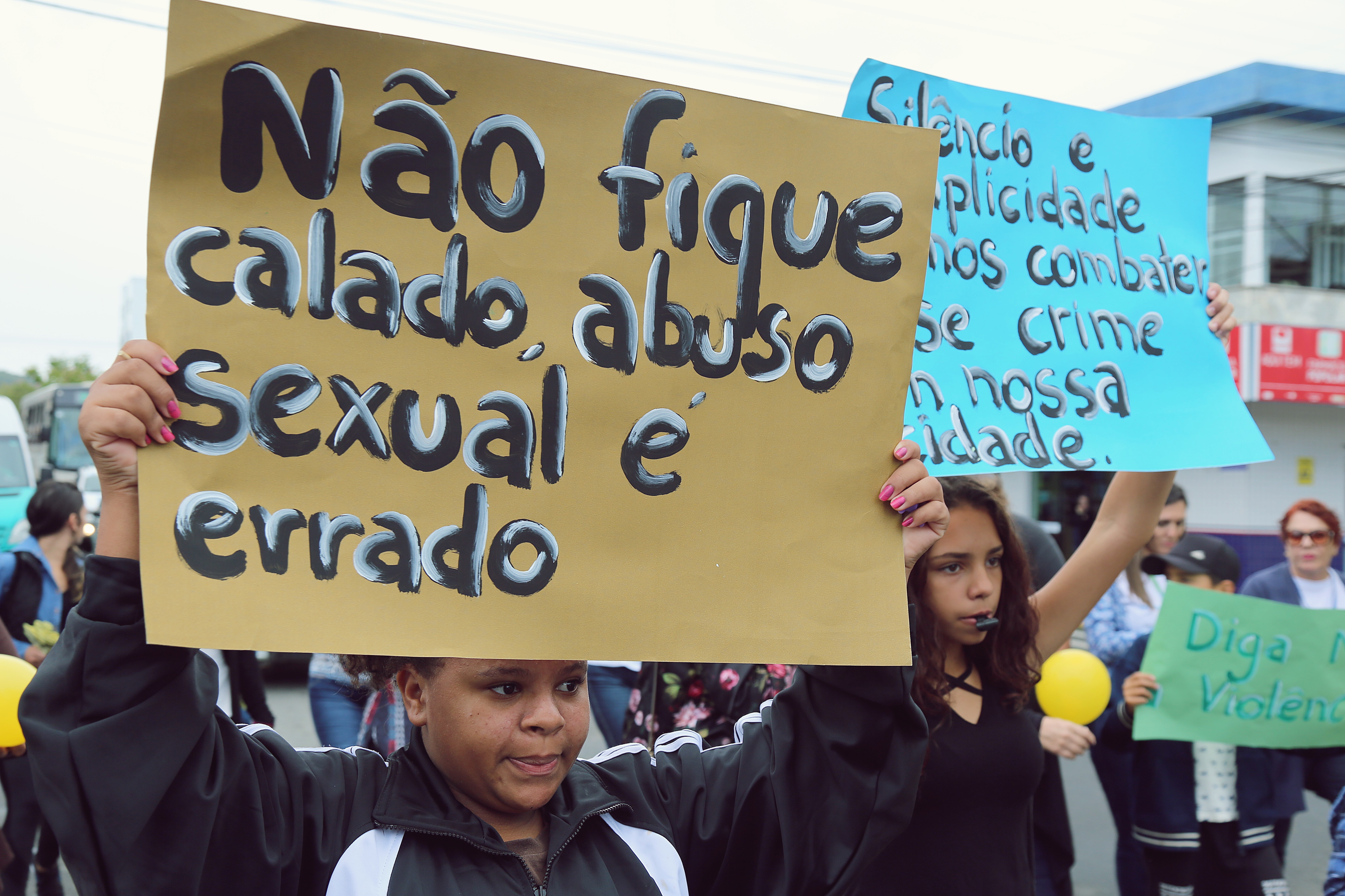 Passeata faz alerta contra violência sexual infantojuvenil em Imbituba