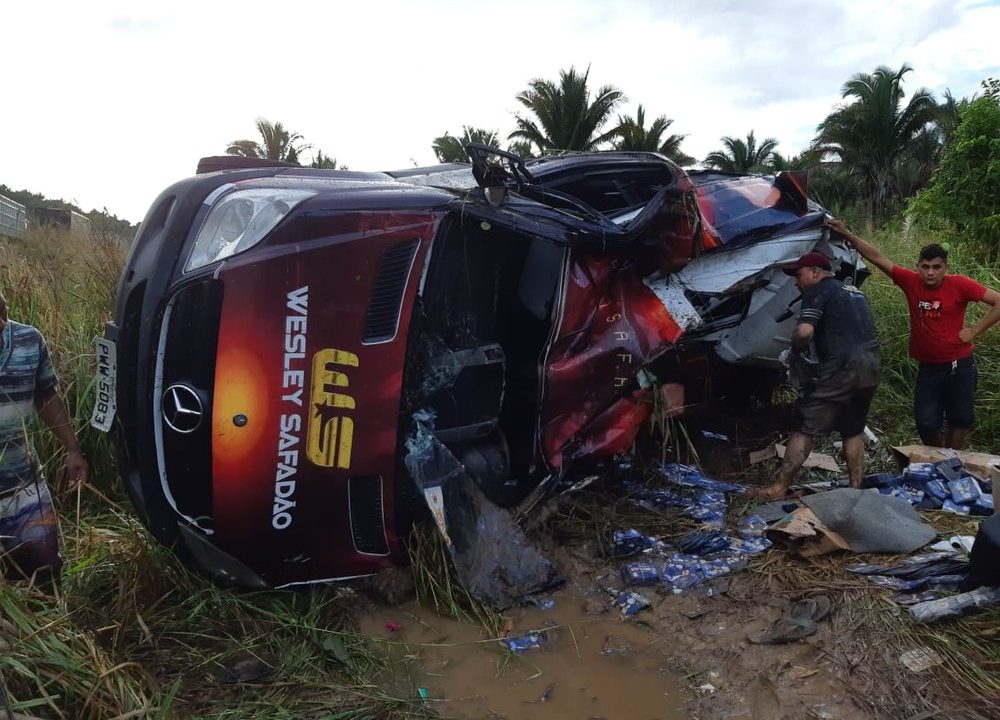 Van da equipe de Wesley Safadão capota no Maranhão