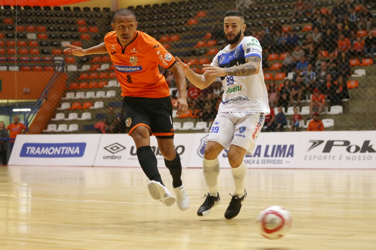 Tubarão Futsal é derrotado pelo líder Carlos Barbosa