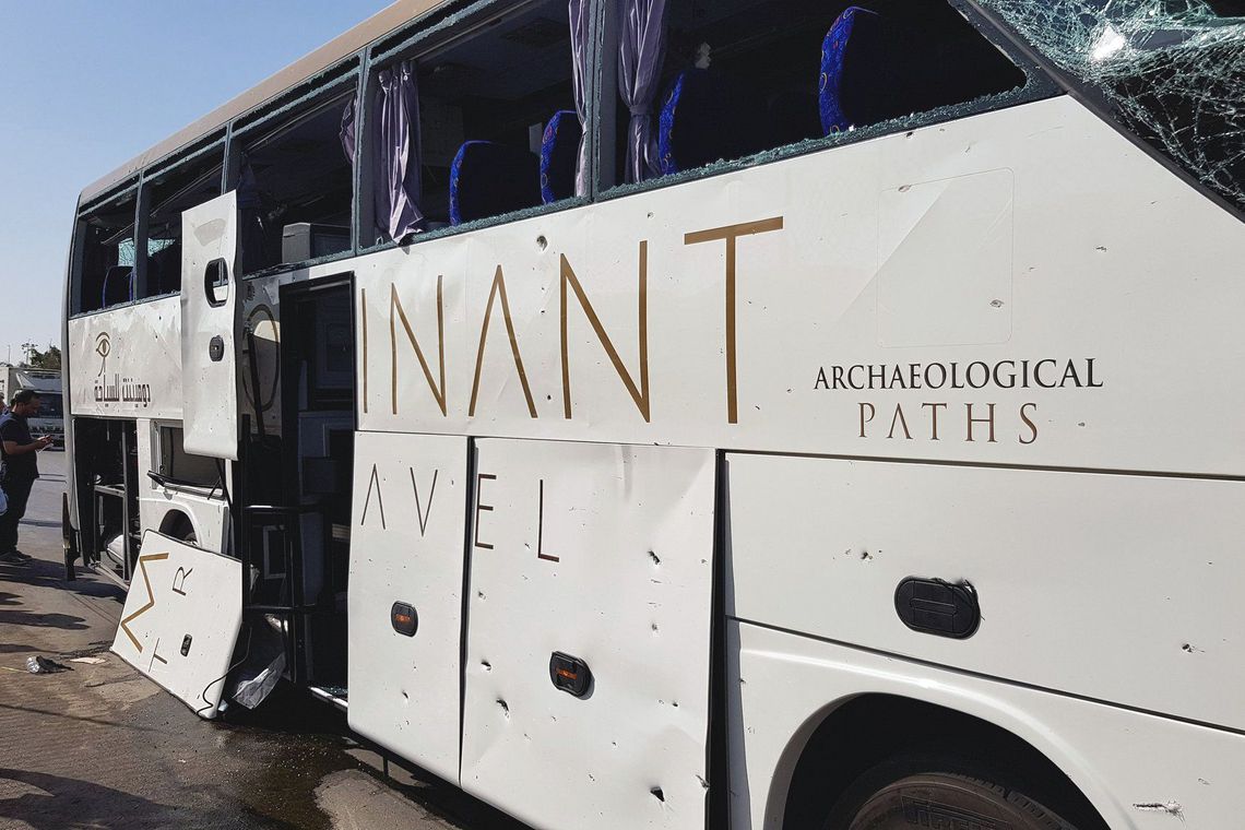 Internacional: Explosão atinge ônibus turístico e fere 17 perto de pirâmides no Egito