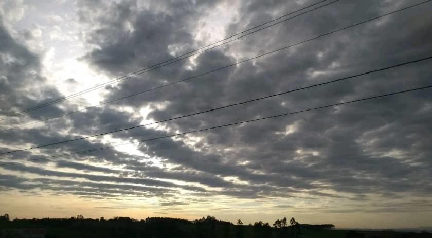 Terça-feira de sol e aumento de nuvens em SC