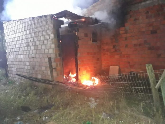 Incêndio atinge residência no Balneário Arroio do Silva