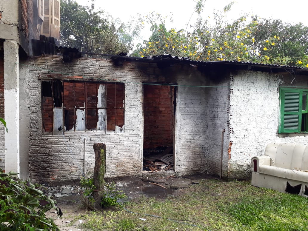 Mais um incêndio em residência é combatido pelos Bombeiros em Araranguá
