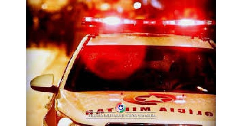 Jovem é preso por porte ilegal de arma e tráfico de drogas em Capivari de Baixo