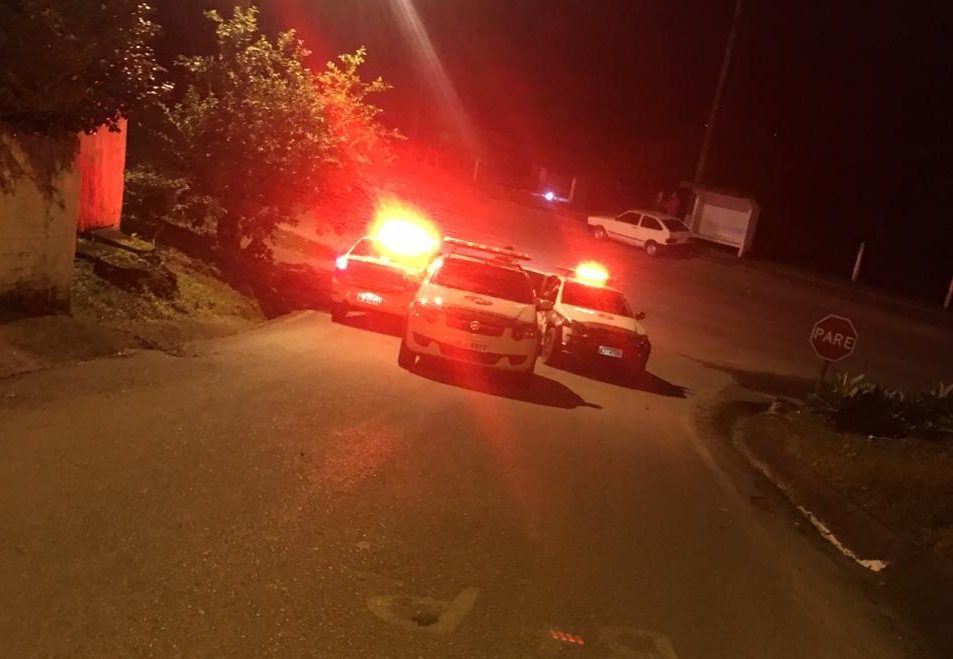 Policiais perseguem e atiram nos pneus de carro clonado em Lauro Müller