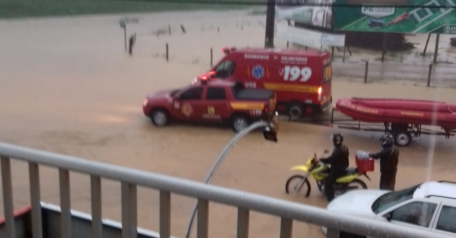 Mãe e filha recém nascida de 4 dias ficam ilhadas no bairro Fábio Silva, em Tubarão