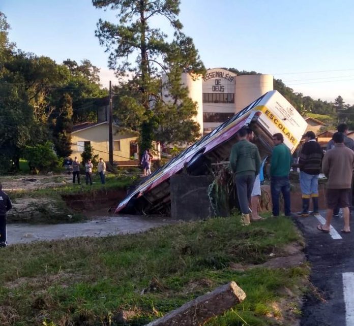 Sangão: Após a chuva, cenário é de destruição no município