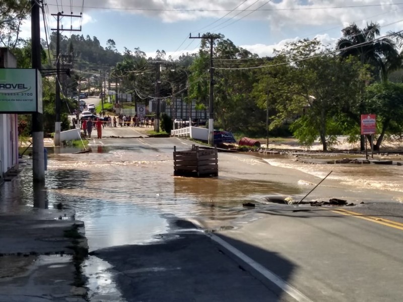 Asfalto cede e prejudica a principal entrada de Jaguaruna