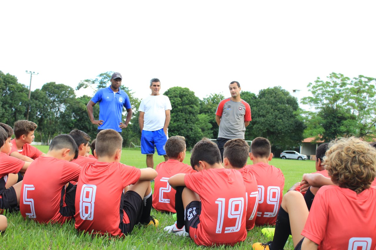 9 jovens promessas do futebol da região da Amurel estão participando de atividades e avaliações em Curitiba