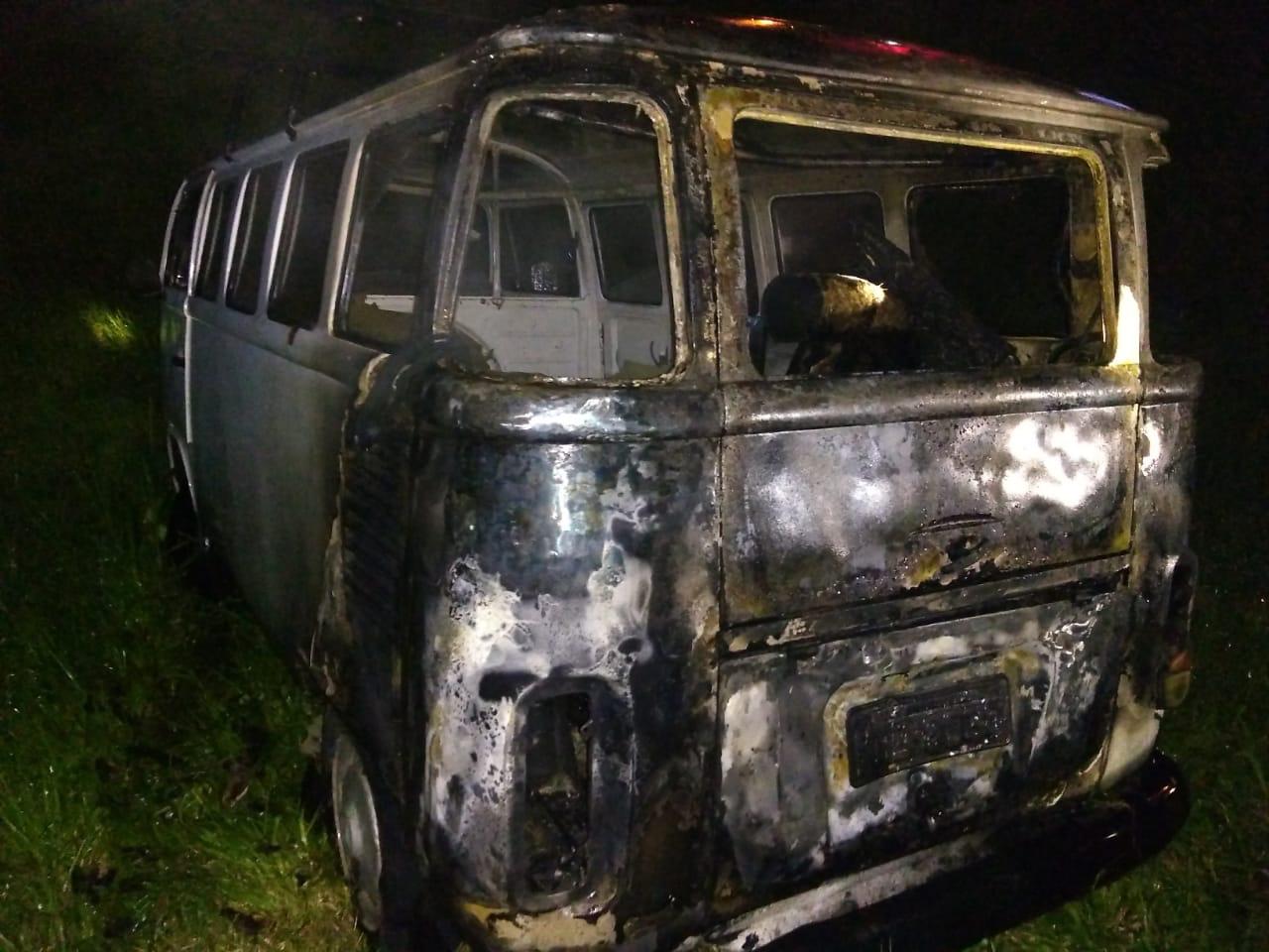 Veículo é destruído por incêndio em Tubarão