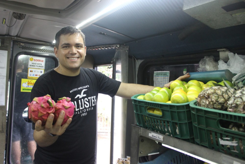 Direto do campo: micro-ônibus leva alimentos na porta do consumidor