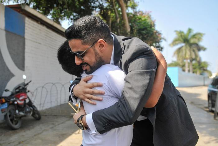 Internacional: menino peruano que estuda na rua por falta de luz ganhará casa de milionário árabe