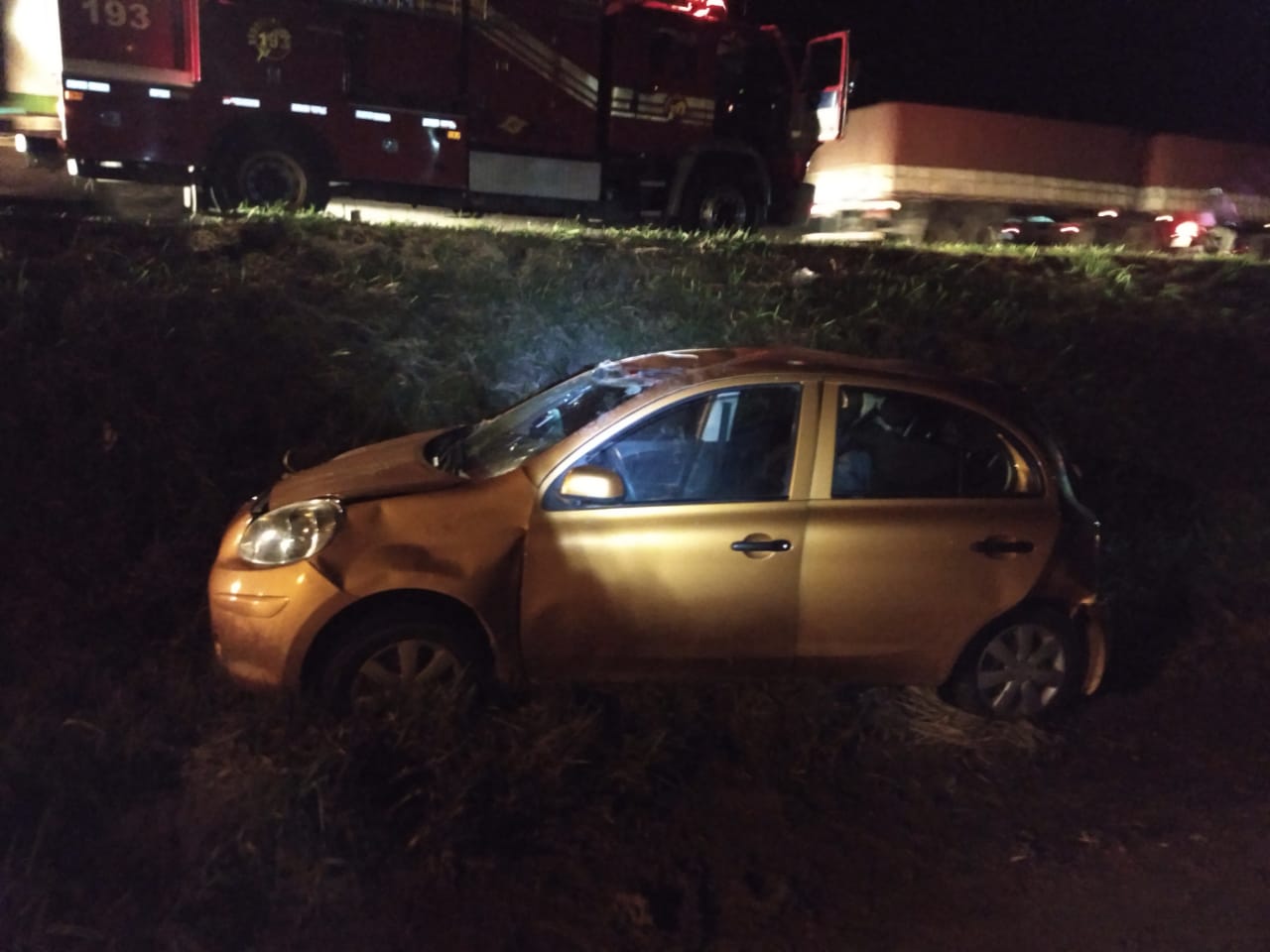 Veículo colide em caminhão e capota em Imbituba