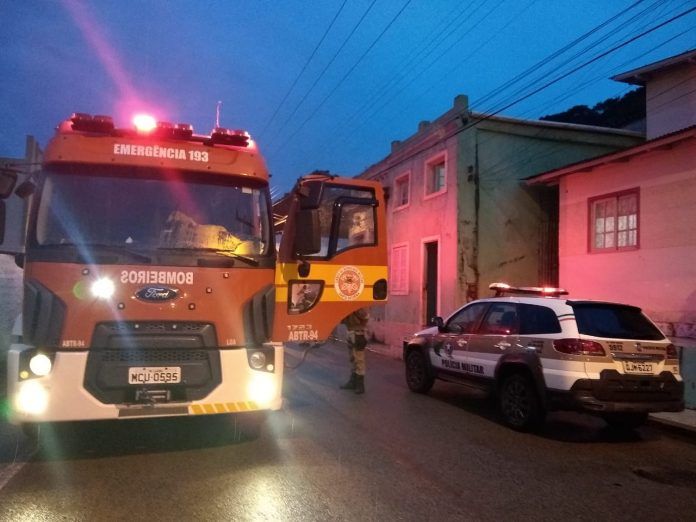Filho provoca incêndio na própria residência após violentar a mãe em Laguna