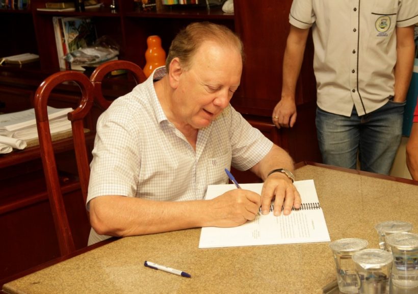 Prefeito de Araranguá assina ordens de serviço para pavimentação de 22 ruas