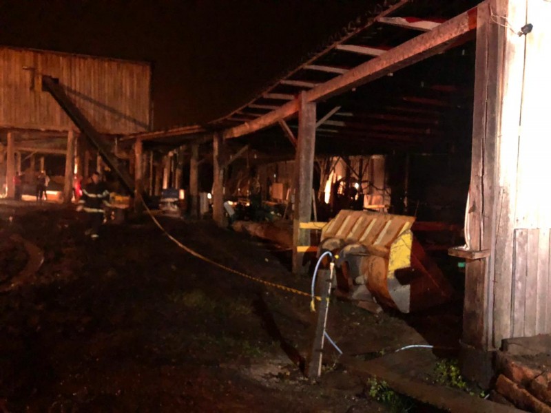 Incêndio atinge madeireira no município de Morro Grande