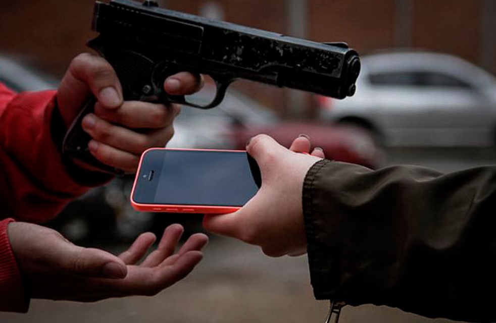 Casal armado é preso após assalto no centro de Laguna