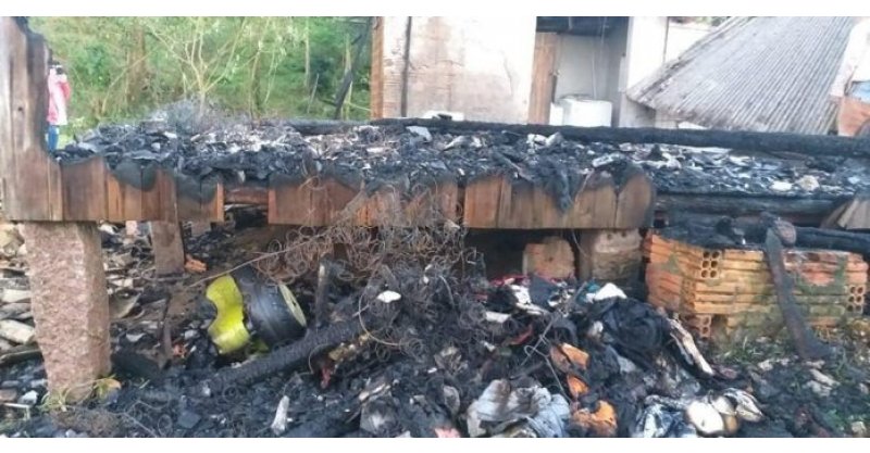 Família de Pescaria Brava perde tudo em incêndio e amigos iniciam campanha para doações