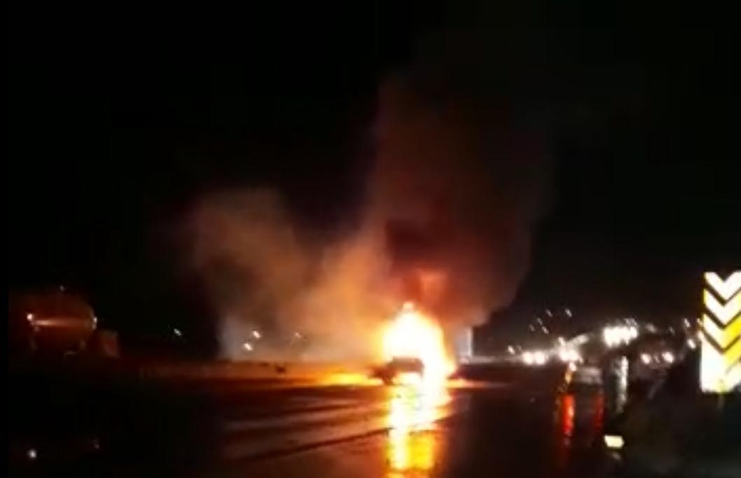 Veículo é atingido por incêndio após se envolver em acidente na BR-101 em Capivari de Baixo