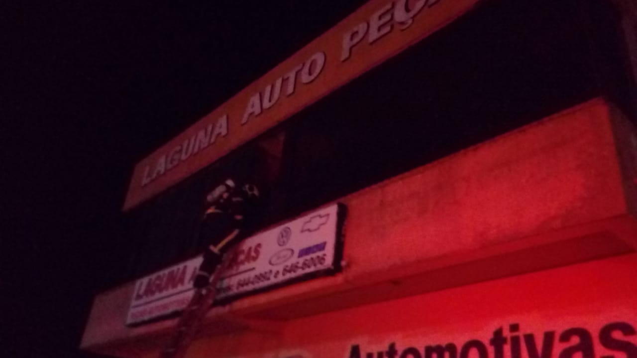 Edificação comercial é atingida por incêndio em Laguna