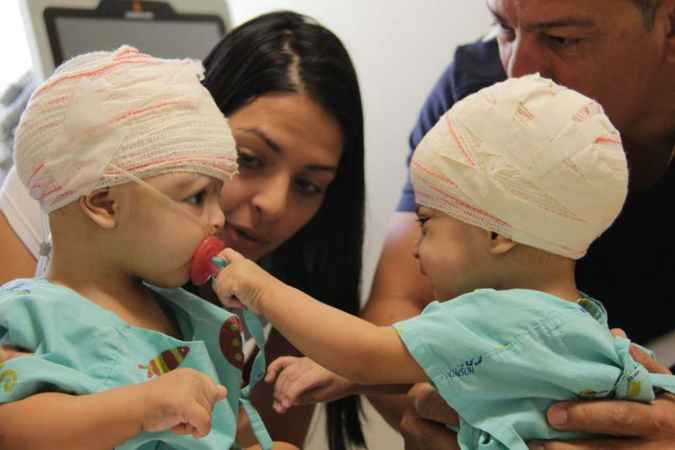No país: Gêmeas Mel e Lis completam 1 ano e ganham festa junina no hospital