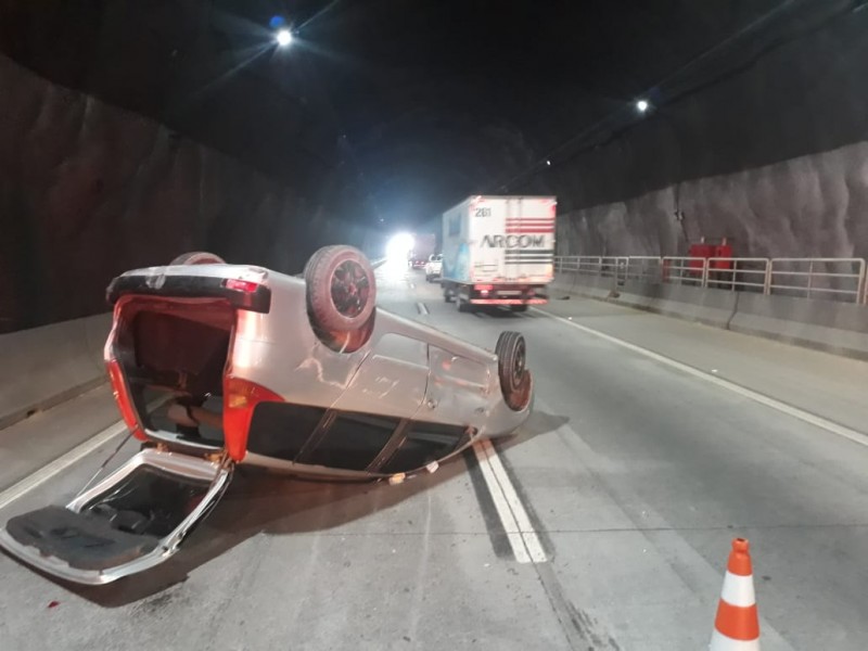 Capotamento no túnel do Formigão deixa três feridos