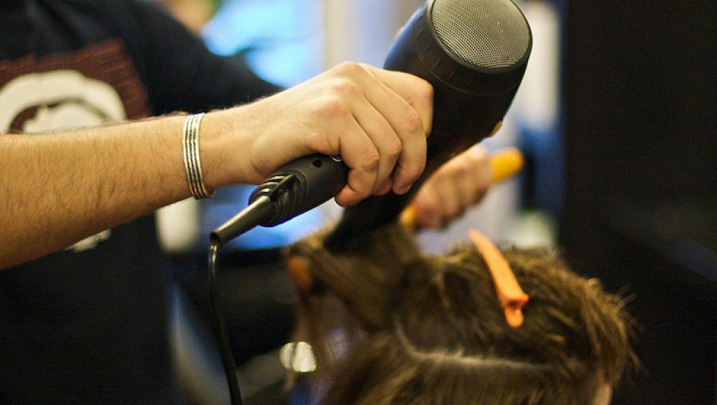 Em SC: Cabeleireiro humilhado após ataque homofóbico em gincana de colégio será indenizado