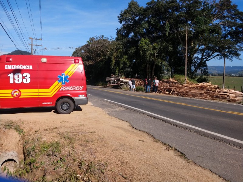 Caminhão tomba na SC-435