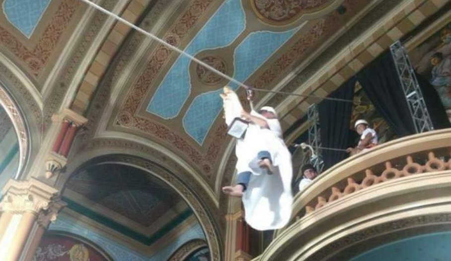 Pelo País: padre faz entrada triunfal na missa chegando de tirolesa