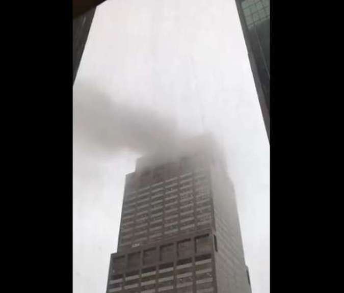 Internacional: Helicóptero se choca contra arranha-céu em avenida de Nova York