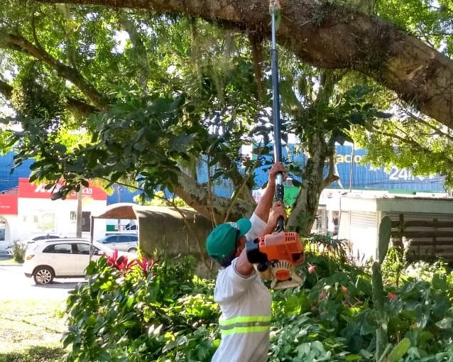 Equipe de Serviços Públicos inicia semana com roçagem e limpeza em praças, canteiros e ruas