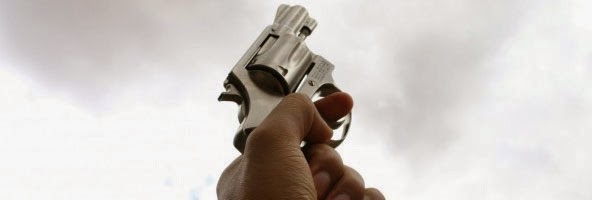 Armados, criminosos abordam vítima e roubam celular, cartões de crédito e R$ 3 mil em Laguna