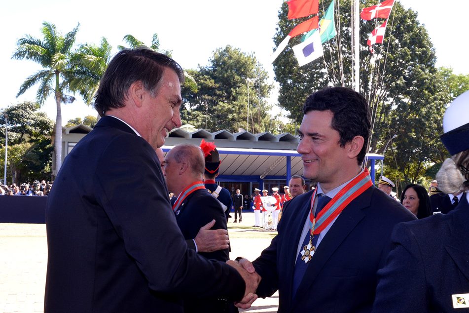 Bolsonaro defende Moro e chama vazamentos de “invasão criminosa”