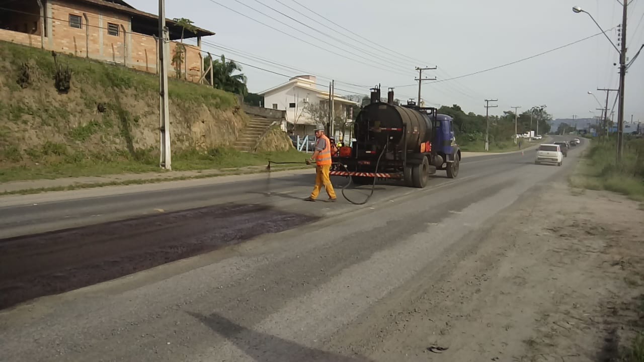 Após solicitação do município de Gravatal, Deinfra realiza operação tapa-buraco na SC-370