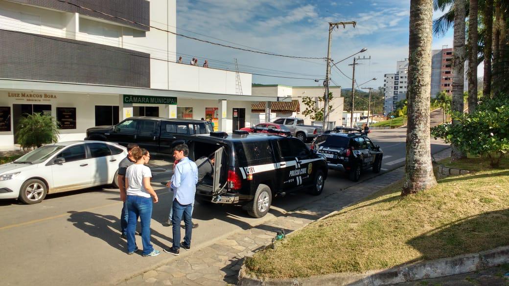 Dupla é presa em Lauro Müller por estelionato em Prefeituras e Câmaras de Vereadores da região
