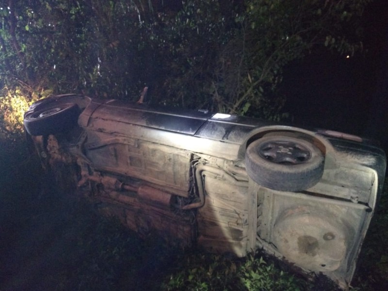 Capotamento de veículo é registrado em Tubarão