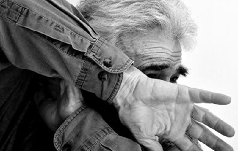 Mais de 60% dos casos de violência contra a pessoa idosa ocorrem nos lares