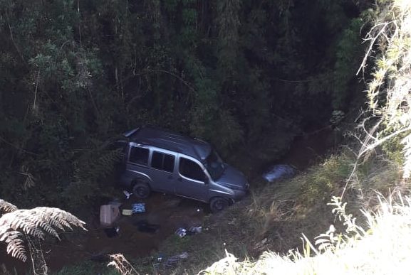 Carro cai em ribanceira em Lauro Müller
