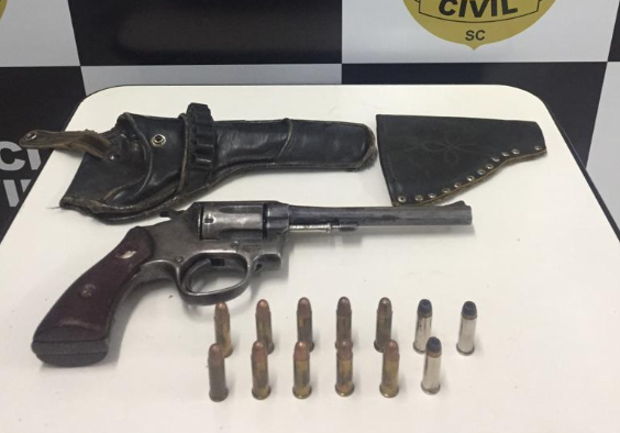 Polícia Civil de Orleans apreende revólver e munições, autuando o possuidor em flagrante