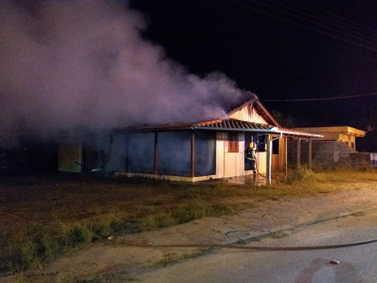 Edificação comercial é atingida por incêndio em Tubarão
