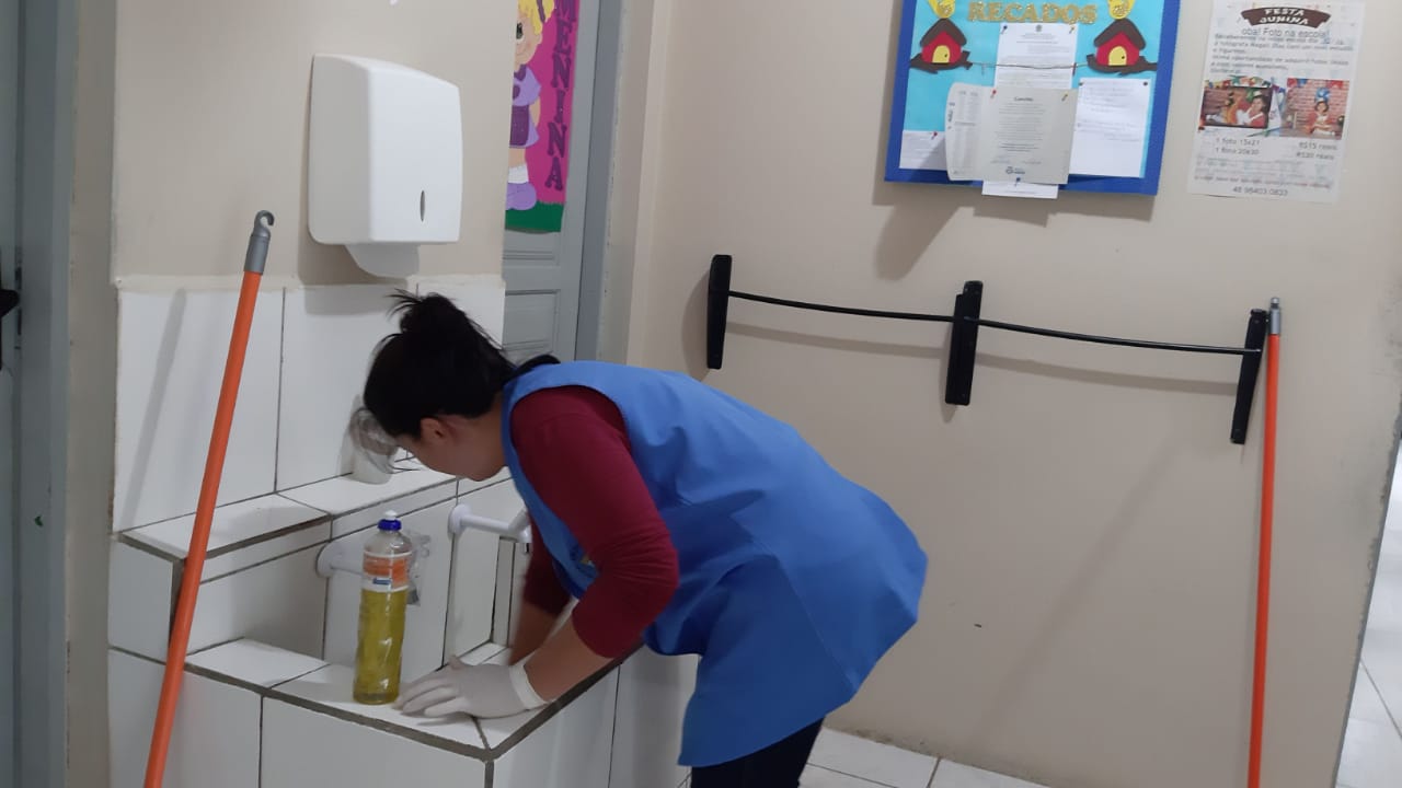 Meningite: escolas municipais são higienizadas em Imbituba; aulas serão retomadas na próxima segunda (24)