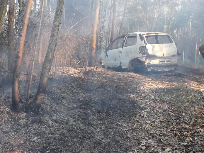 Veículo furtado na Ponta das Pedras é localizado queimado em Tubarão