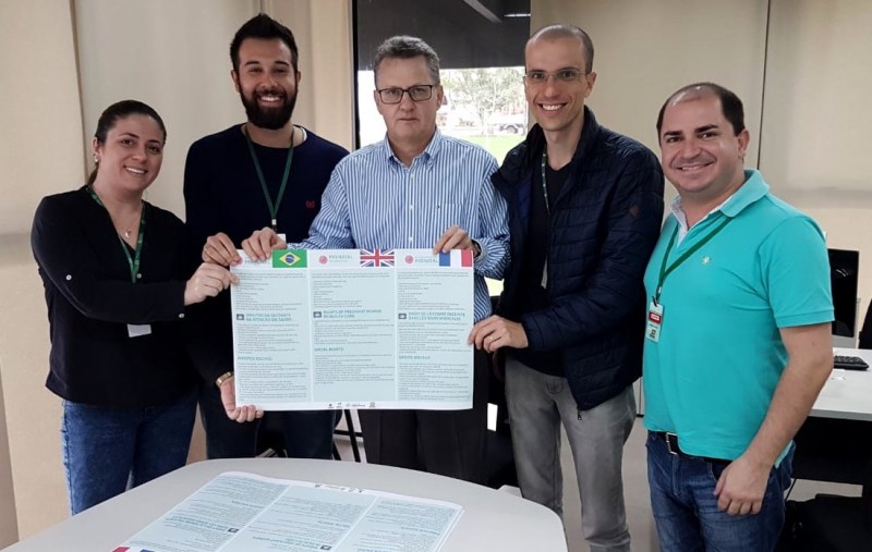 Cartazes facilitam comunicação para imigrantes em postos de saúde de Criciúma