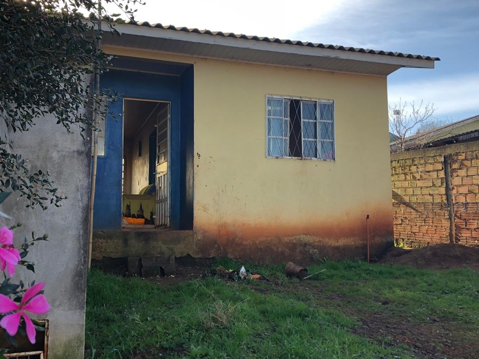 Em SC: mãe encontra filha de 21 anos morta a machadadas 