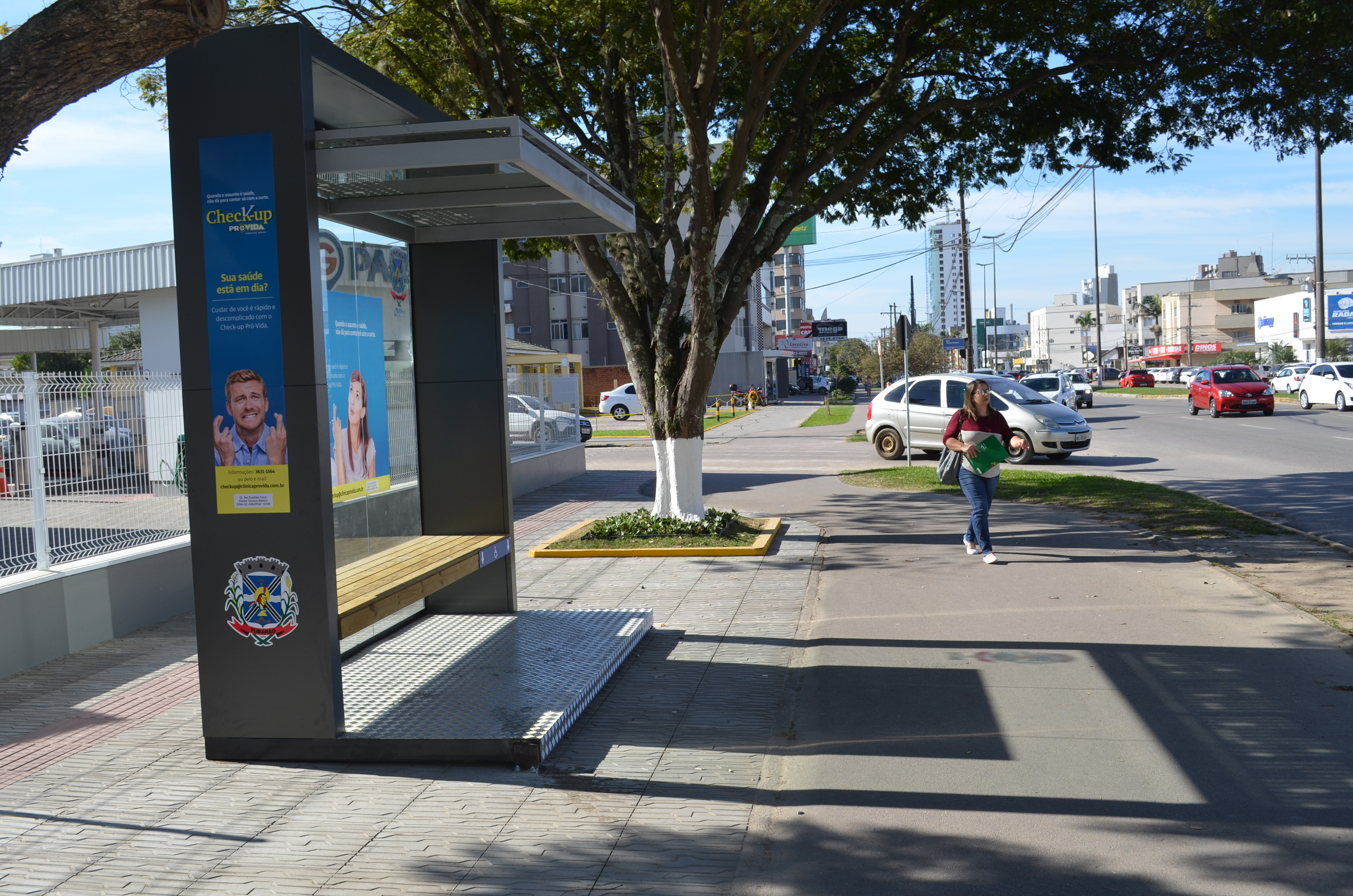 Passageiros de ônibus já utilizam novos abrigos na avenida Marcolino Martins Cabral