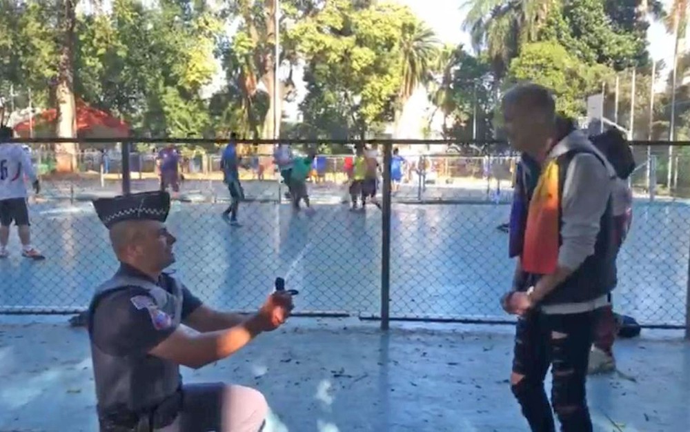 Pelo País: após veto da PM na Parada LGBT, soldado fardado pede namorado em casamento em SP
