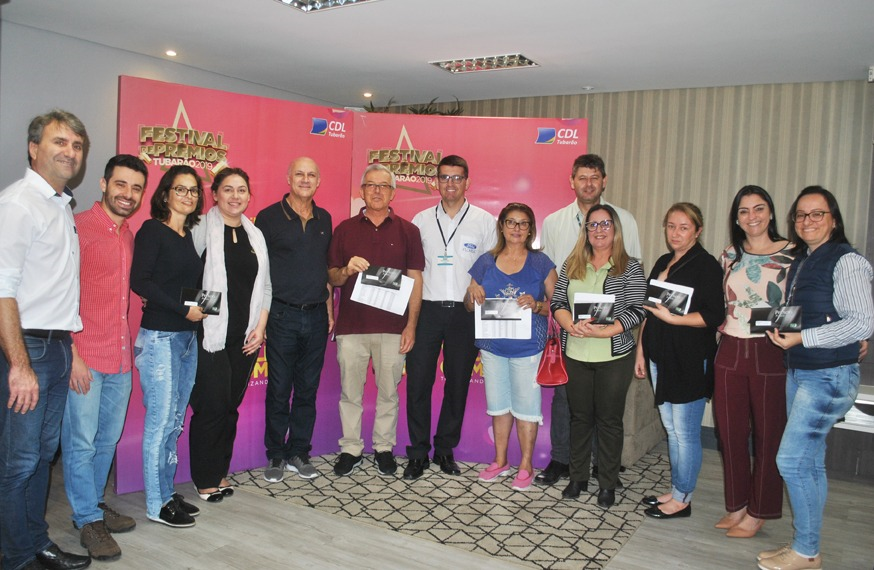 Ganhadores do Festival de Prêmios Tubarão recebem seus vales-compras