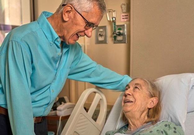 Internacional: homem de 84 anos doa rim a vizinha de 72 anos em puro gesto de bondade