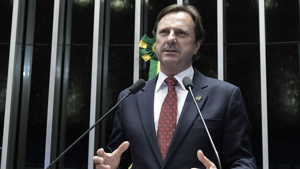 Pelo País: Justiça autoriza férias no Caribe para senador em prisão domiciliar