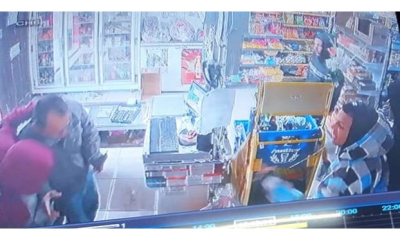 Quinteto armado assalta mercado e rouba carro de cliente para fuga em Imaruí